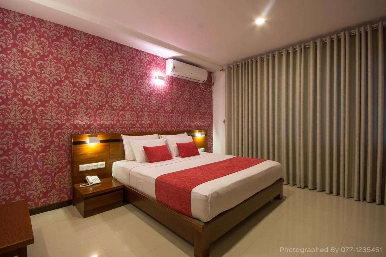 Ceyloni City Hotel Kandy Exteriör bild